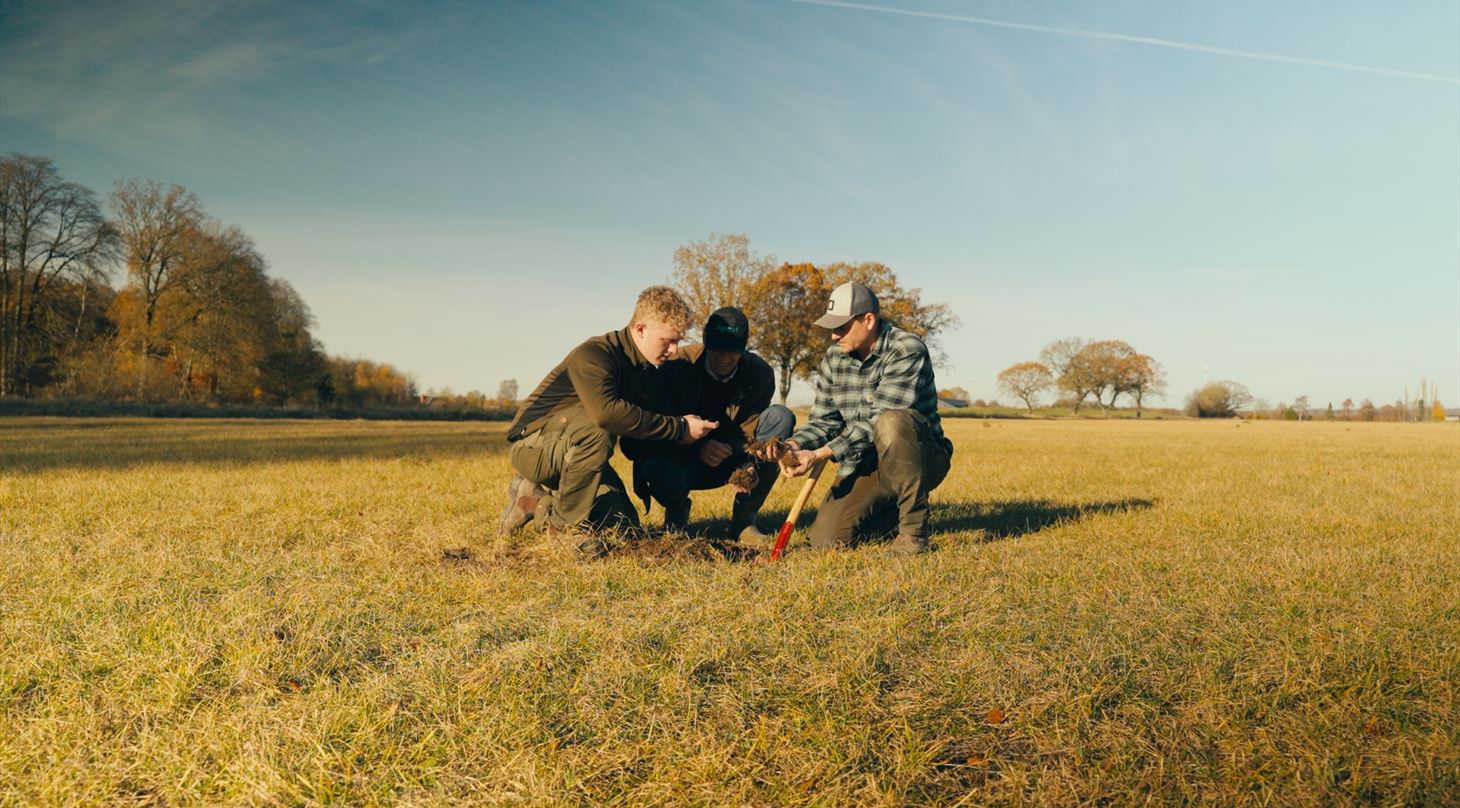 Landmænd kigger på mark Landmandsdrevet Innovation
